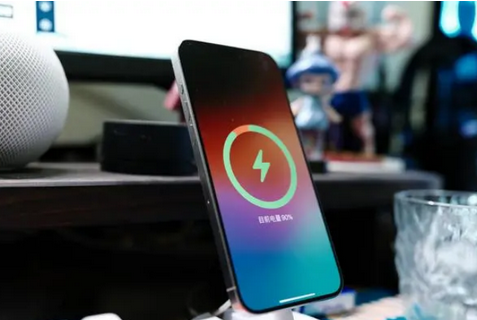 伊川苹果15换屏服务分享用什么充电器给iPhone15充电更好 